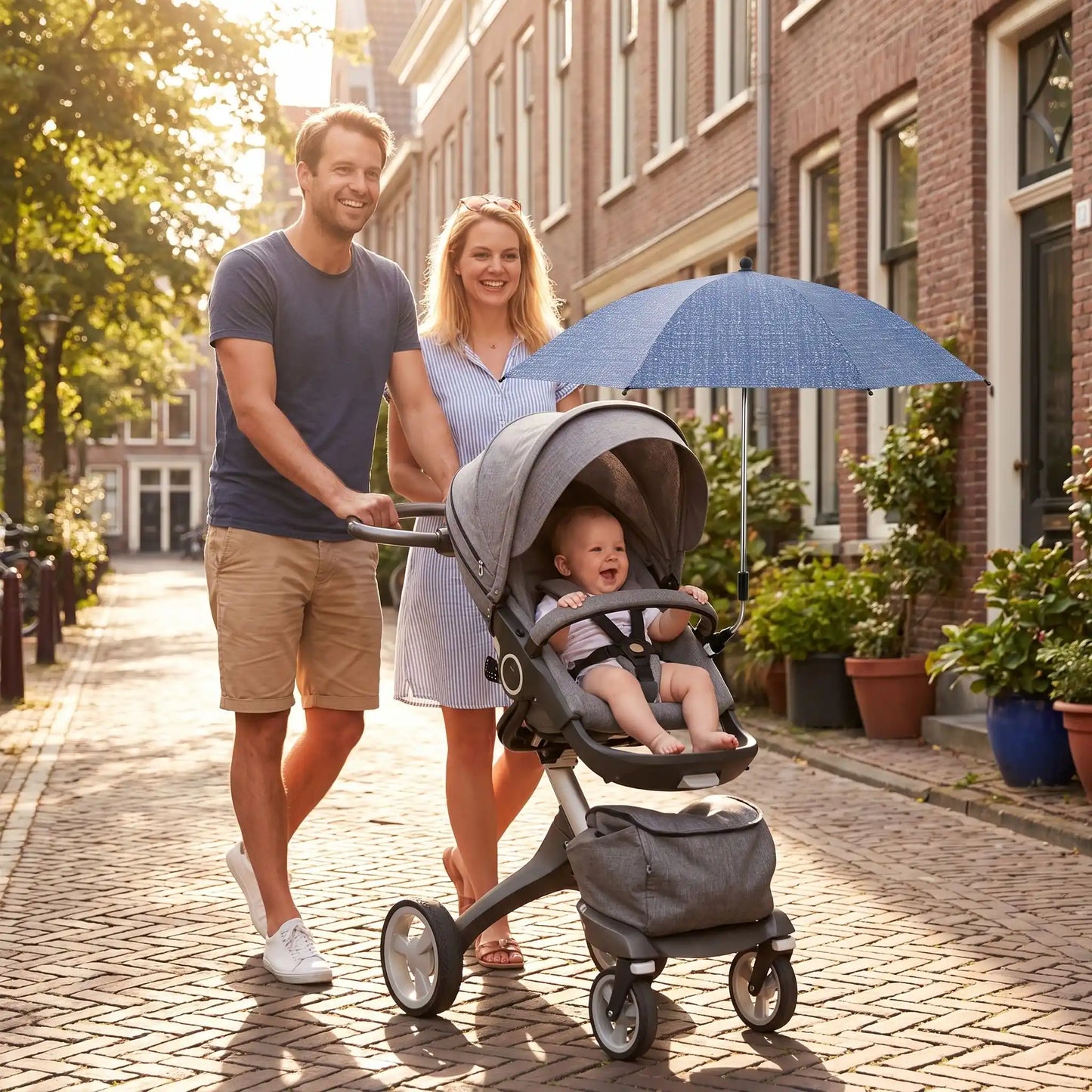 Par soleil pour poussette parents sourient avec leur bebe