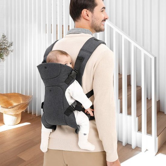 Porte bébé papa en position dorsale avec bebe
