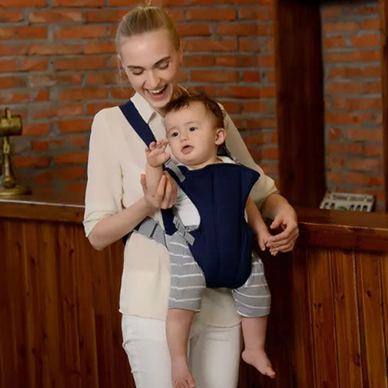 bebe content dans son porte bébé