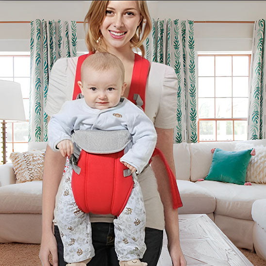 dans le porte bébé maman et bebe sourient