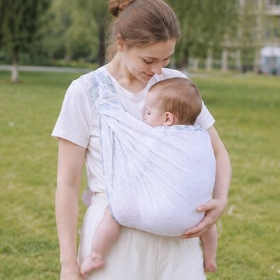 Echarpe de portage maman avec bebe au parc