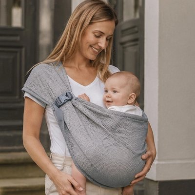 écharpe de portage maman contente avec bebe dehors