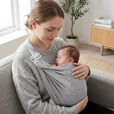 Echarpe de portage maman dans le salon avec bebe