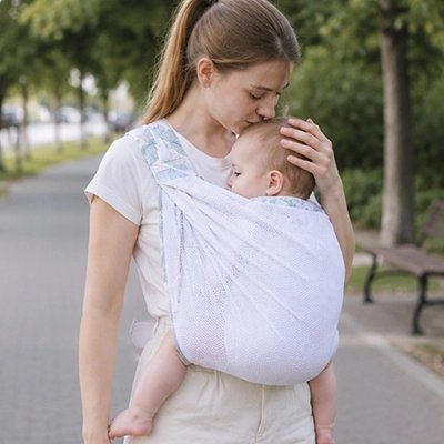 Echarpe de portage maman en sortie avec bebe