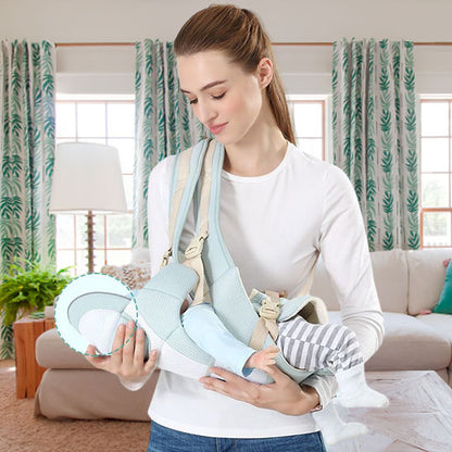 maman admire son bebe qui dort dans son porte bebe