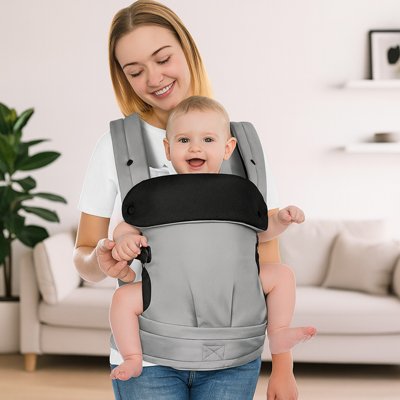 maman heureuse avec porte bébé physiologique