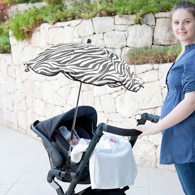 Ombrelle pour poussette​ maman heureuse dans un jardin