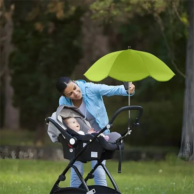 Ombrelle poussette​ maman contente dans la parc