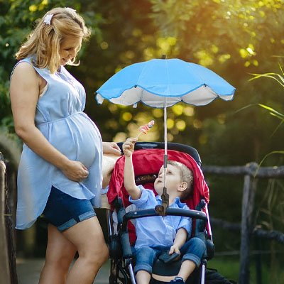 Ombrelle poussette​ maman satisfaite de la protection