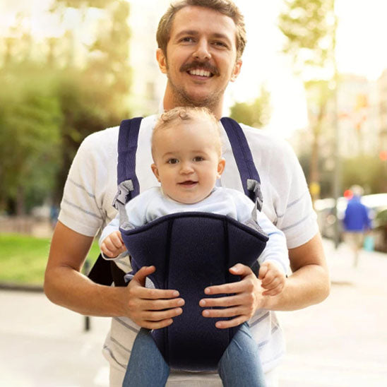 papa prend son bebe dans son porte bébé