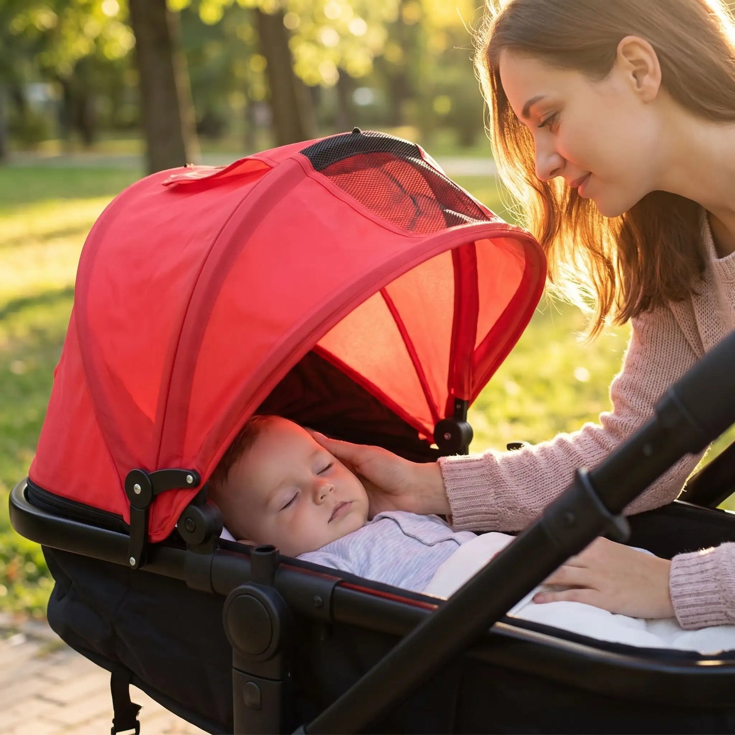 par soleil pour poussette maman admire bebe qui dort