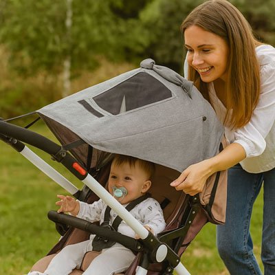 Par soleil pour poussette​  maman arrange son bebe 