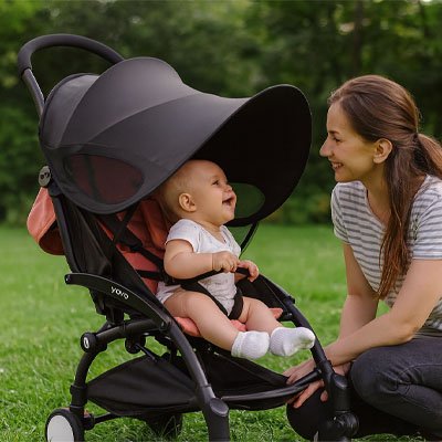 Par soleil pour poussette​ maman sourit avec bebe