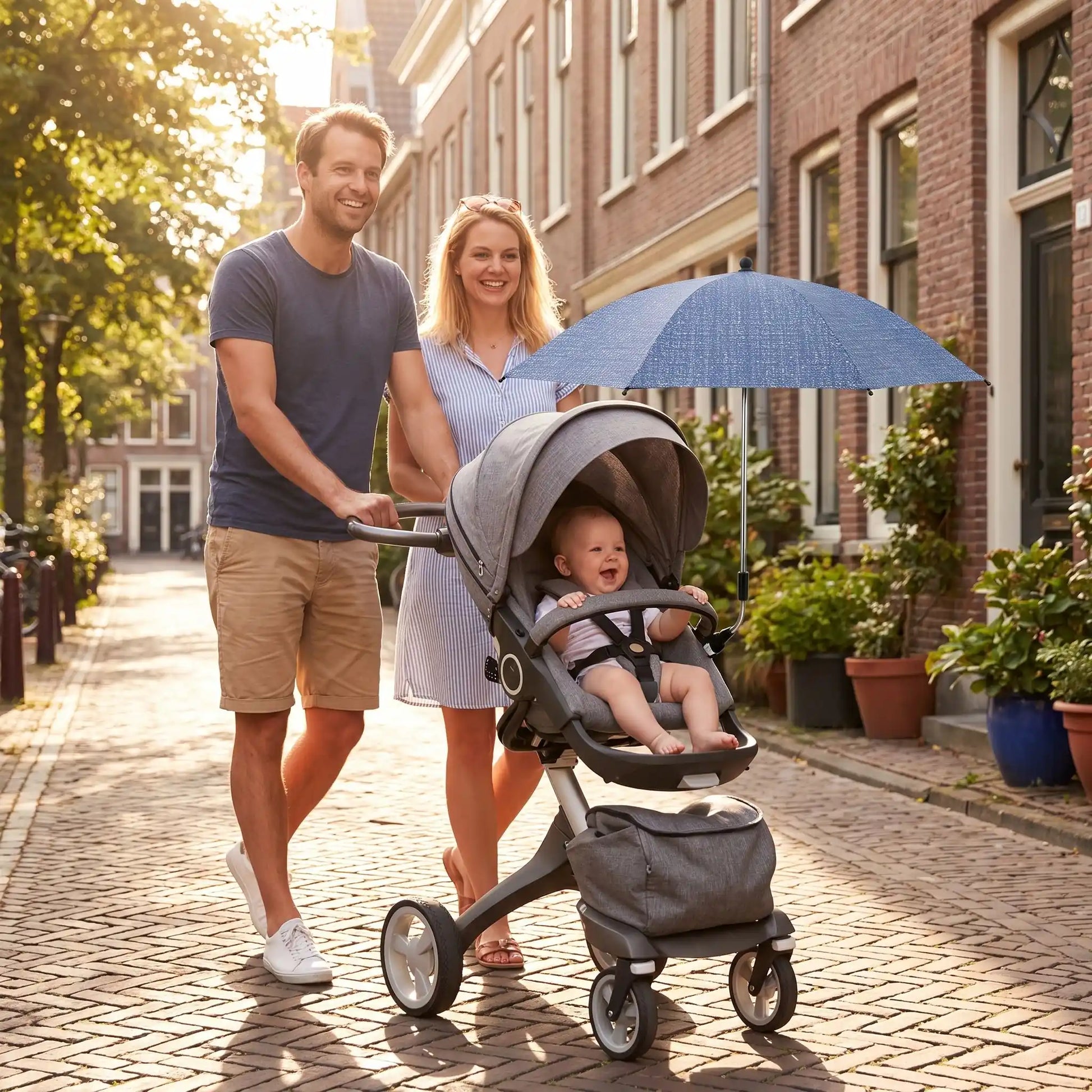 Par soleil pour poussette parents sourient avec leur bebe