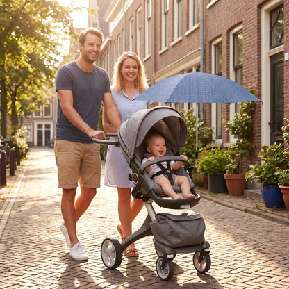 Par soleil pour poussette parents sourient avec leur bebe