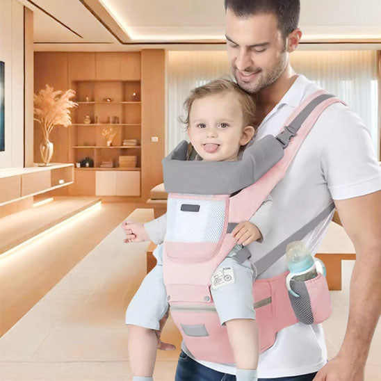 pere avec son fils content de son porte bebe