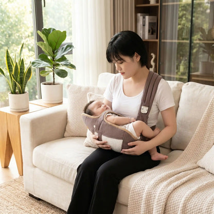 porte bébé maman berçant bébé