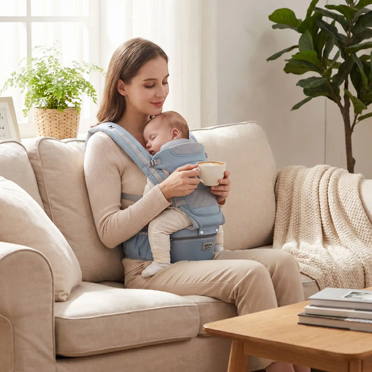 porte bébé maman boit son café au salon