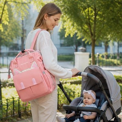 Sac à dos à langer maman admire bebe heureux