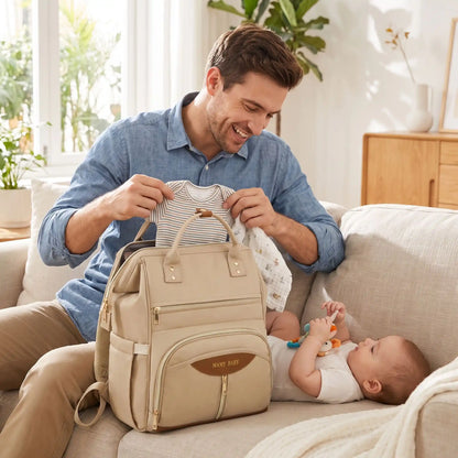 sac à Langer à dos papa sur le divan avec bebe