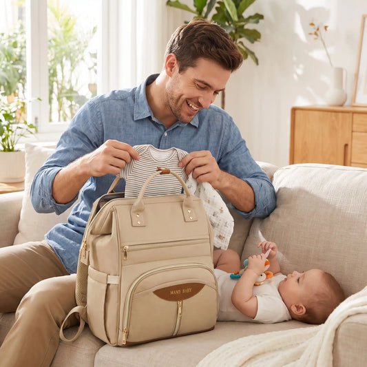 sac à Langer à dos papa sur le divan avec bebe