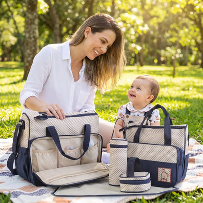 sac à Langer maman admire capacité du sac avec bebe souriant