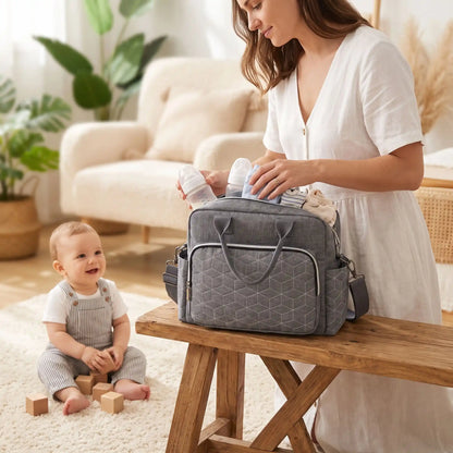 Sac à langer maman arrange son sac avec bebe