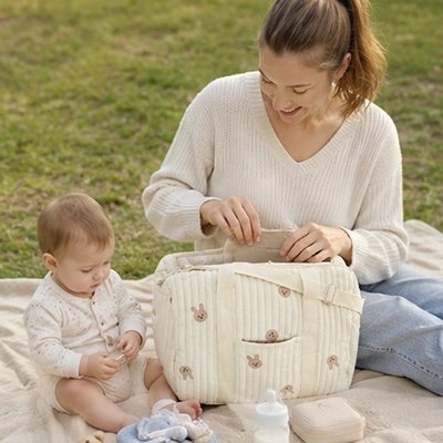 sac à langer maman avec bebe au parc