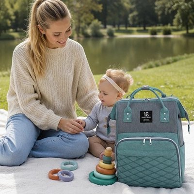 sac à langer maman avec bebe  dehors