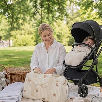 sac à langer maman contente avec bebe